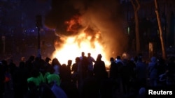 Manifestantes se reúnen alrededor de una barricada en llamas en Francia, 17 de octubre de 2026. REUTERS/Abdul Saboor