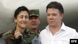 Ingrid Betancourt junto al entonces ministro colombiano de Defensa, Juan Manuel Santos, tras descender del avión que la trasladó desde Tolemaida a la base militar de Catam en Bogotá (Colombia).