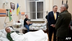 Pompeo durante su visita a Ucrania en enero 2020 visita a soldados heridos. 