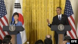 El presidente estadounidense, Barack Obama (d), y su homóloga surcoreana, Park Geun-hye, comparecen en una rueda de prensa en la Casa Blanca en Washington DC.