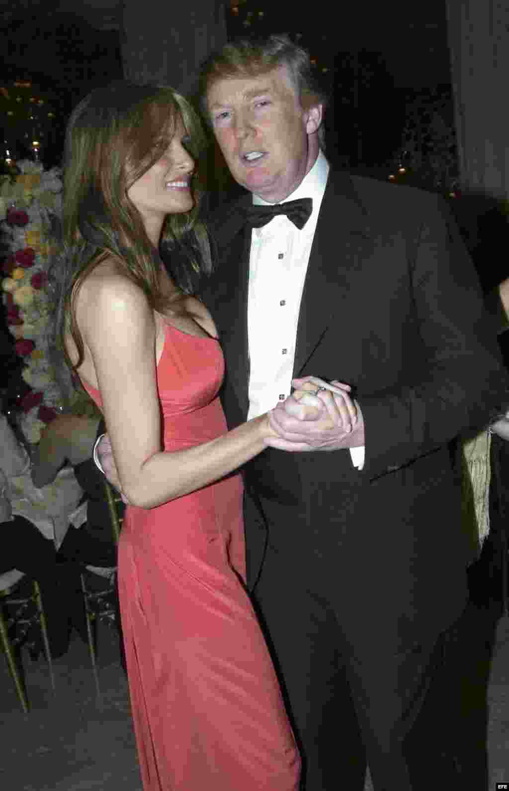 El magnate Donald Trump y su esposa Melania bailan durante una Gala de la Cruz Roja, en enero de 2005.