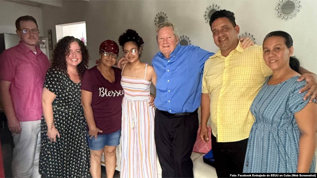 El jefe de Misión de EEUU en Cuba, Mike Hammer, visita a la creadora de contenido Anna Bensi 