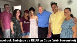 El jefe de Misión de EEUU en Cuba, Mike Hammer, visita a la creadora de contenido Anna Bensi 
