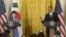 El presidente estadounidense, Barack Obama (d), y su homóloga surcoreana, Park Geun-hye, comparecen en una rueda de prensa en la Casa Blanca en Washington DC.