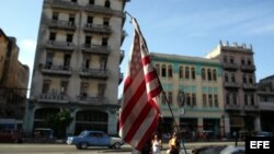Una bandera de Estados Unidos ondea en un bicitaxi, en La Habana. 