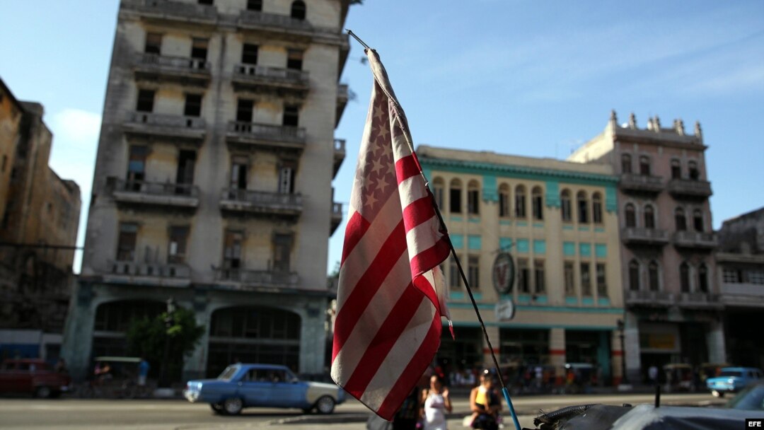 Una bandera de Estados Unidos ondea en un bicitaxi, en La Habana. 