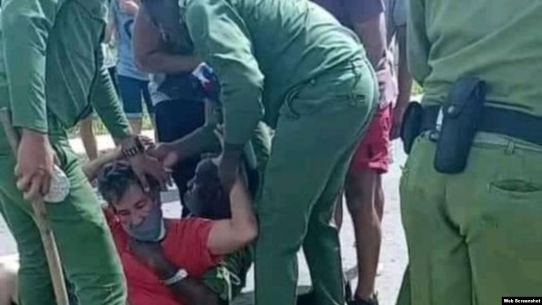 Represión policial contra manifestantes en Cuba (Foto tomada de Facebook)