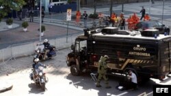 El escuadrón antibombas de la policía federal de Brasil inspecciona un área luego de una explosión controlada de un artefacto hoy, sábado 6 de agosto de 2016, cerca de la meta de la prueba de ciclismo.