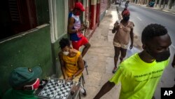 Cubanos juegan ajedrez en la calle. AP Photo/Ramon Espinosa