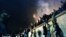 Alemanes escalan el Muro de Berlín en la Puerta de Brandenburg el 9 de noviembre de 1989. (REUTERS/Herbert Knosowski).
