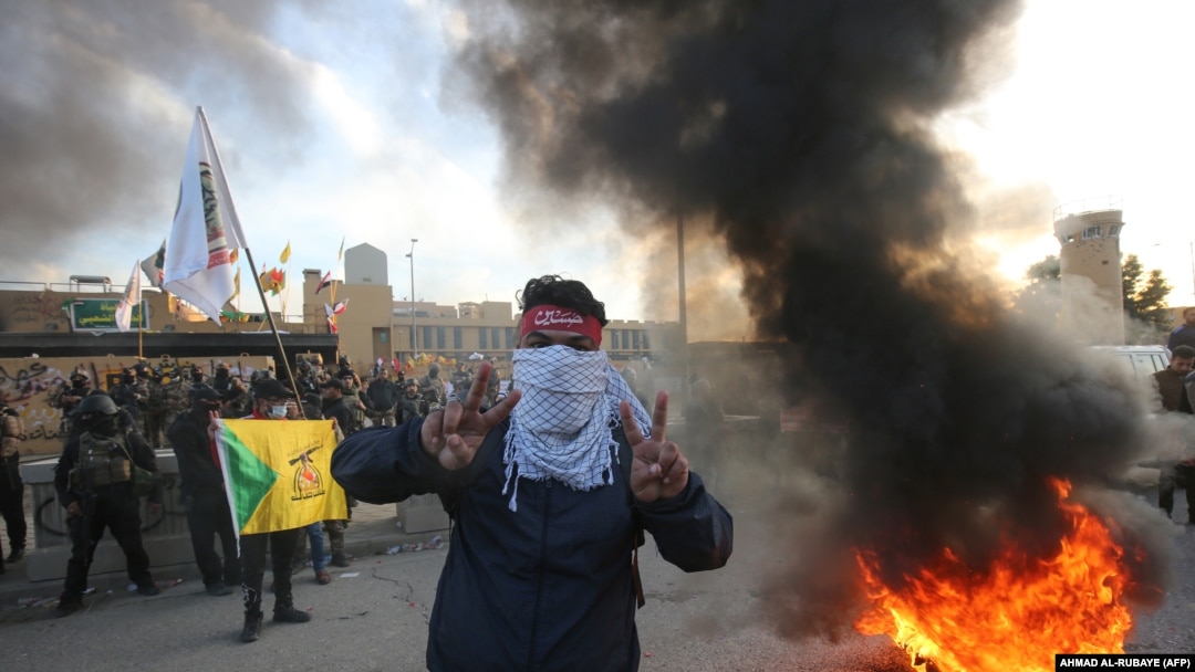 Un manifestante frente a la Embajada de EEUU en Bagdad (Foto: Ahmad Al-Rubaye/AFP)