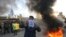 Un manifestante frente a la Embajada de EEUU en Bagdad (Foto: Ahmad Al-Rubaye/AFP)
