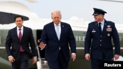 El presidente de los Estados Unidos, Donald Trump, aborda el Air Force One al partir de la Base Conjunta Andrews, en Maryland.