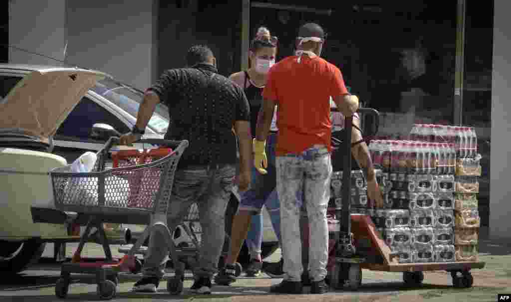 Cubanos comprando en las tiendas que venden productos en d&#243;lares. 