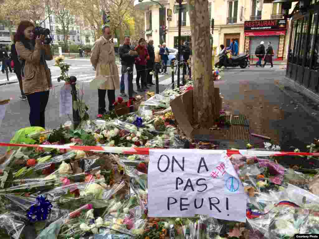Parisinos rinden tributo a víctimas de los ataques terroristas.