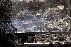 Rescatistas buscan sobrevivientes de los atentados en el World Trade Center el 12 de septiembre de 2011. REUTERS/Jim Bourg/File Photo