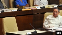 Raúl Castro (d), junto a la silla vacía de su hermano Fidel, en una sesión de la Asamblea Nacional celebrada el 1 de agosto de 2009.