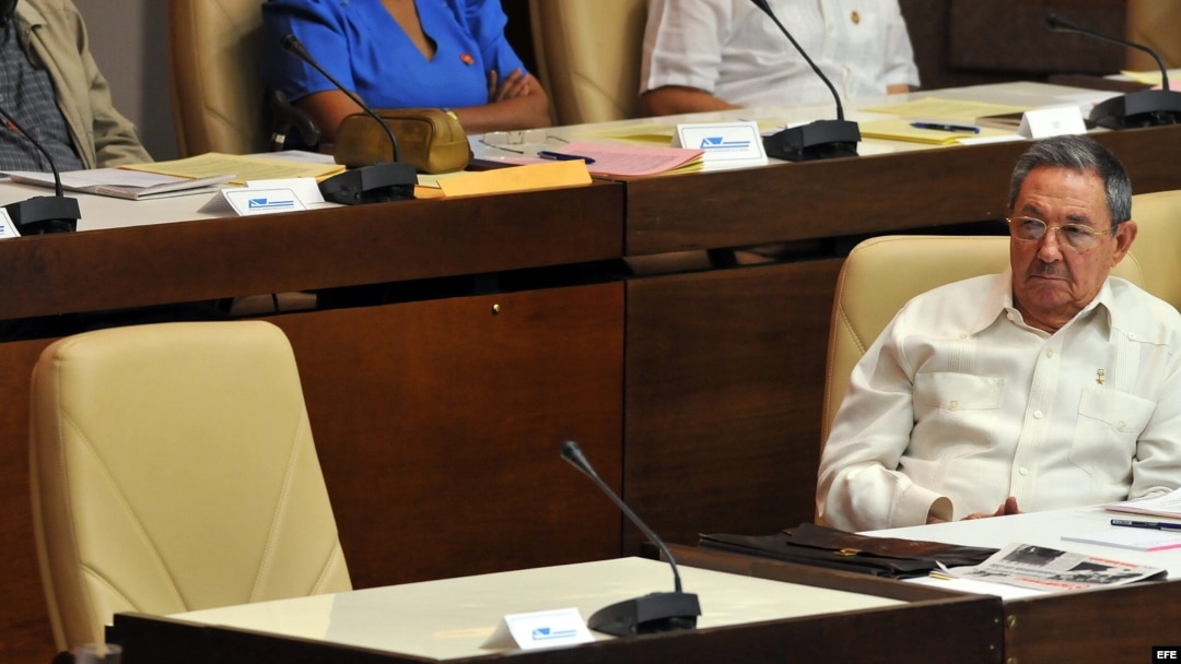 Raúl Castro (d), junto a la silla vacía de su hermano Fidel, en una sesión de la Asamblea Nacional celebrada el 1 de agosto de 2009.
