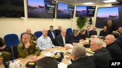 TOPSHOT - Esta fotografía cortesía de la Oficina del Primer Ministro israelí tomada el 14 de abril de 2024 muestra al Primer Ministro de Israel, Benjamin Netanyahu (C), durante una reunión del Gabinete de Guerra en Kirya, en Tel Aviv.
