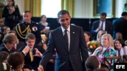 El presidente de los Estados Unidos, Barack Obama, saluda a los asistentes a la primera "cena de Estado" ofrecida a medio centenar de niños ganadores de un concurso de recetas sanas, en la Casa Blanca en Washington. EFE/Jim Lo Scalzo