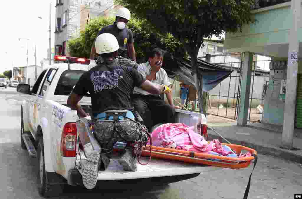 Policía y bomberos rescatan a una niña fallecida en el sector de Pedernales (Ecuador) hoy, lunes 18 de abril de 2016, tras el terremoto de 7,8 grados en la escala de Richter registrado el sábado en la costa norte de Ecuador.