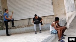 Por ahora, los cubanos tendrán que conformarse con los puntos de Wi-Fi instalados en plazas públicas del país, donde a menudo son inestables y de mala calidad las conexiones.