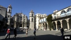 HAB05 LA HABANA (CUBA) 14/11/04.- Vista de la Plaza de la Catedral ubicada en la parte vieja de la ciudad de San Cristóbal de La Habana que el próximo día 16 cumplirá 485 años de fundación. La Habana Vieja fue declarada por la UNESCO patrimonio de la huma