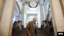 El ministro de Interior húngaro tras la revolución popular de 1956, Béla Biszku, abandona el tribunal central de distrito de Buda en Budapest, Hungría, 10 de septiembre de 2012, tras ser arrestado como sospechoso de crímenes de guerra. 