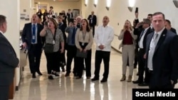 Ernesto Soberón (camisa blanca), embajador de Cuba en la ONU, lideró acto de repudio contra delegación norteamericana y activistas cubanos.
