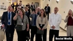 Ernesto Soberón (camisa blanca), embajador de Cuba en la ONU, lideró acto de repudio contra delegación norteamericana y activistas cubanos