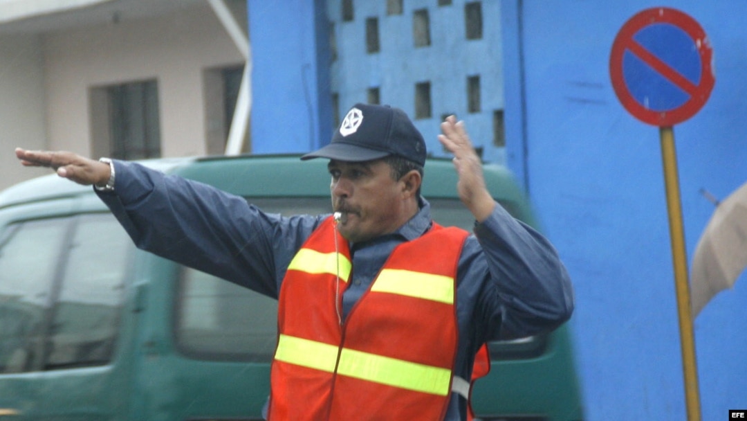 Un policía dirige el tránsito.