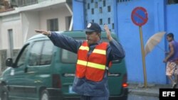 Un policía dirige el tránsito.