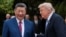 El presidente de Estados Unidos, Donald Trump, conversa con el presidente chino, Xi Jinping, mientras se retiran tras una visita al Jardín de Zhongnanhai en Pekín, China, el 15 de mayo de 2026. REUTERS/Evan Vucci/Pool.
