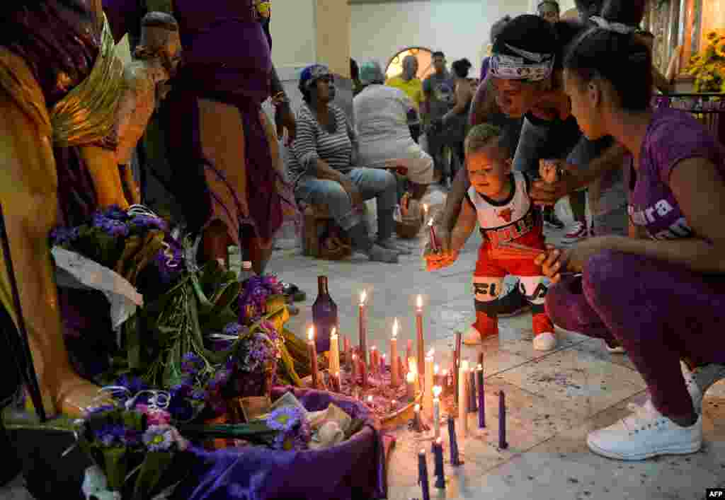 Una gran cantidad de peregrinos cubanos participaron en la procesión de San Lázaro en la Iglesia de El Rincón, en las afueras de La Habana.