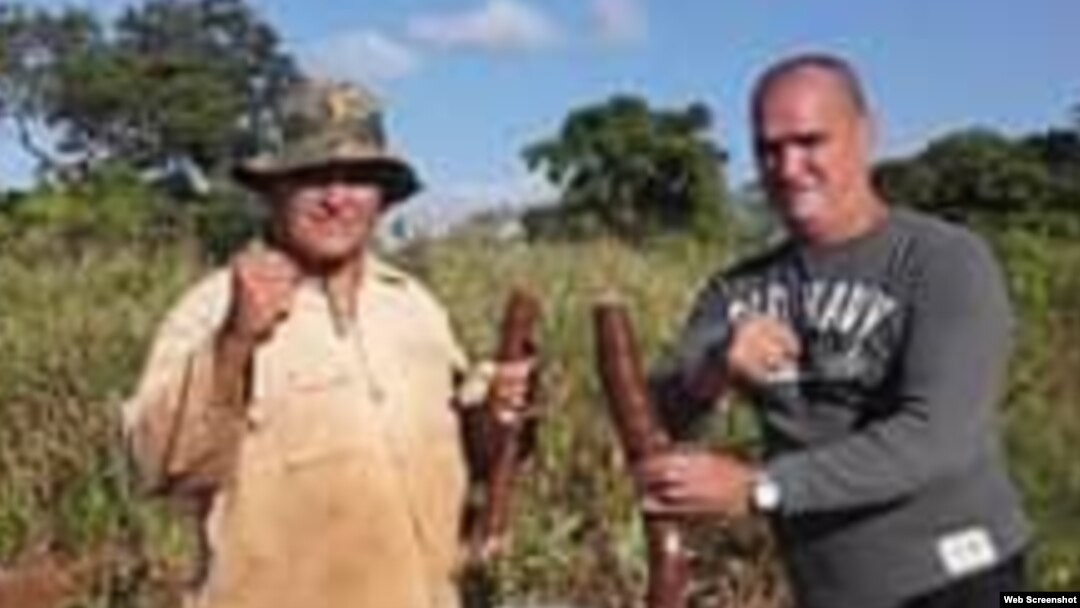 David Alfaro (izq.) junto al opositor José Díaz Silva.