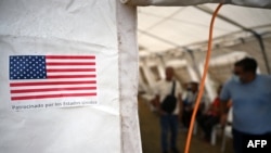 Unos pacientes esperan ser atendidos en el hospital de campaña de la organización estadounidense Samaritan's Purse en La Guaira, Venezuela, el 10 de julio de 2026, tras los dos terremotos ocurridos el 24 de junio.