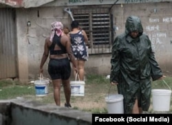 Mujeres cargando agua