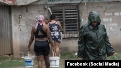 Mujeres cargando agua