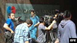 Reporteros a la entrada de la clínica Favaloro de Buenos Aires (Argentina).