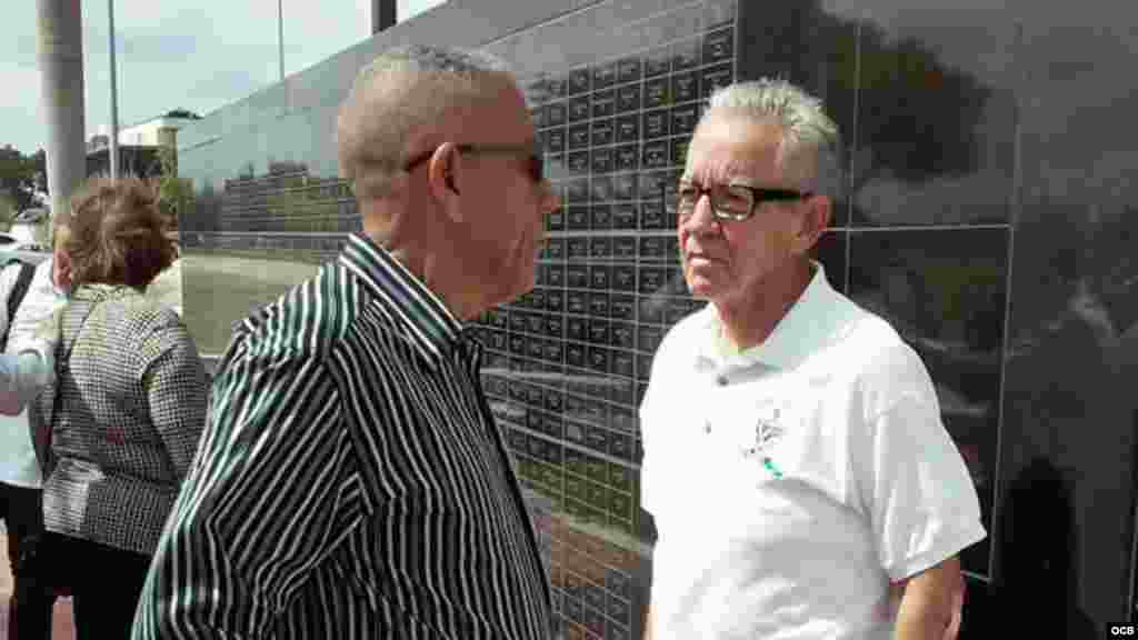 Luis González Infante (i), presidente de la Casa del Preso en Miami, y Héctor Fabian, conductor del programa radial &quot;La séptima provincia&quot;, en el Memorial Cubano.