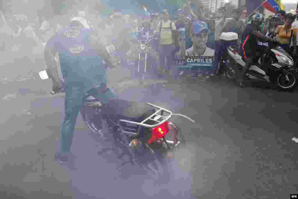 La Guardia Nacional utiliza gases contra manifestantes en Caracas, Venezuela. 