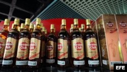 Varias botellas de ron Havana Club se exhiben para la venta en un mercado de La Habana (Cuba). EFE/Alejandro Ernesto