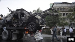 Los restos del coche bomba que explotó este sábado en Kabul.