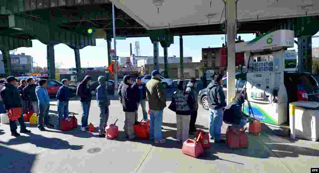 Hileras de residentes de New York para comprar gasolina en Brooklyn, New York, EE UU. 