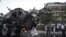 Los restos del coche bomba que explotó este sábado en Kabul.