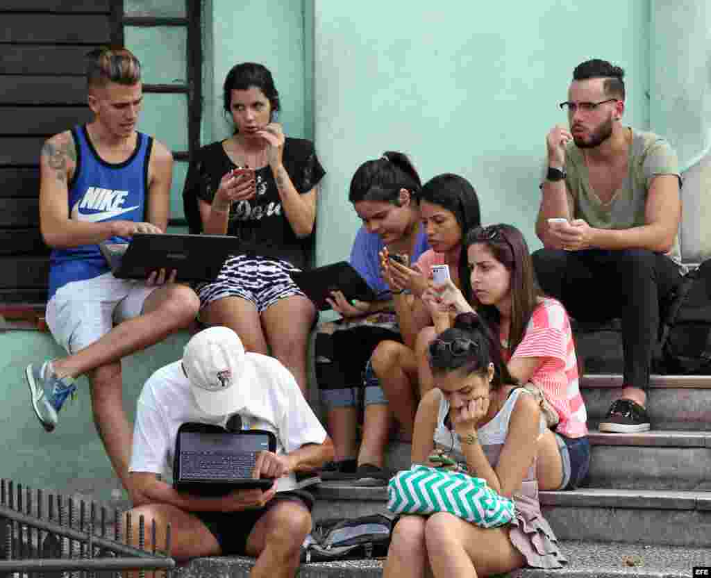 Un grupo de jóvenes se conectan a internet en una zona WiFi, en La Habana. 