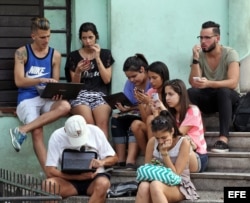 Un grupo de jóvenes se conectan a internet en una zona WiFi, en La Habana.