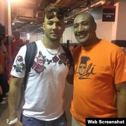 (i-e) Yulieski Gurriel junto a Lourdes Gourriel.