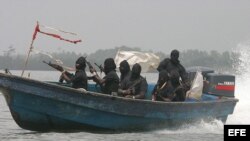 Fotografía de archivo que muestra cómo un grupo de milicianos nigerianos navegan por el delta del Níger, al sur de Nigeria.