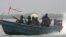 Fotografía de archivo que muestra cómo un grupo de milicianos nigerianos navegan por el delta del Níger, al sur de Nigeria.